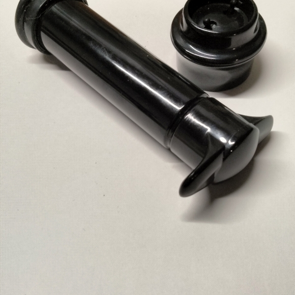 Bundle of 2 Sets Wine Pumps/Sealers/Stoppers - 5 Pieces Black - Picture 4 of 10